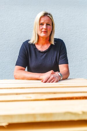 Frau mit Holzbrettern