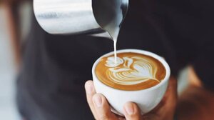 Milch wird in in Cappuccino geleert