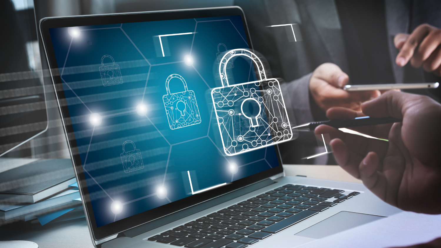 Laptop mit virtueller Darstellung eines Sicherheitsschlosses
