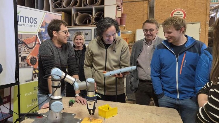 Gruppe von Menschen experimentiert in Tischlereibetrieb