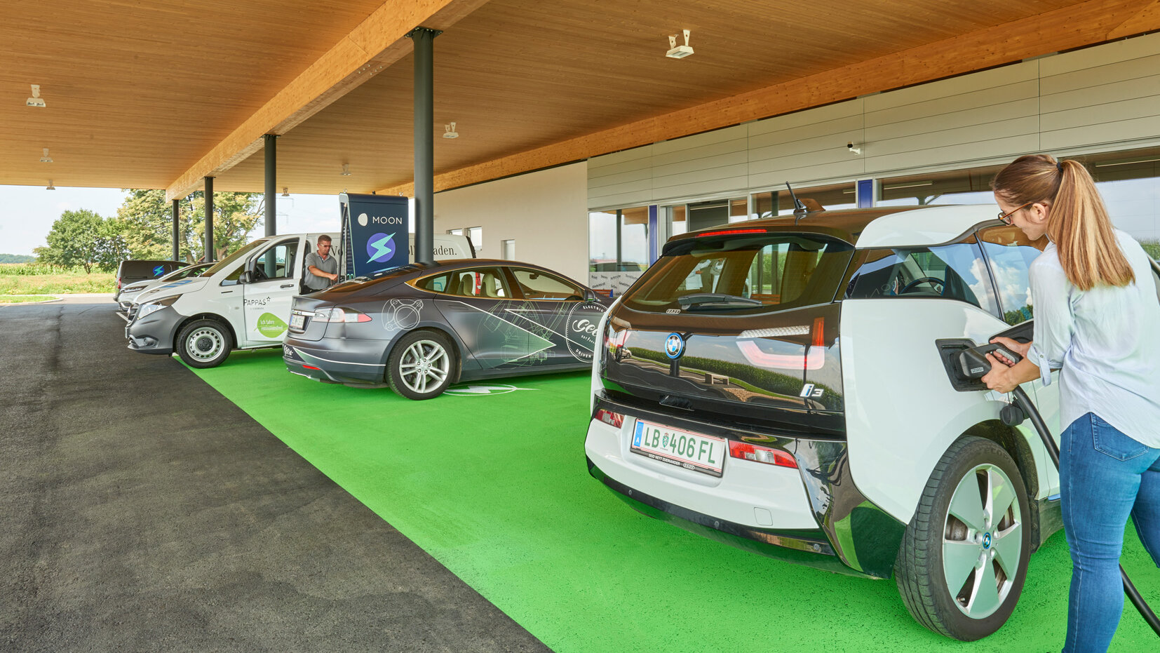 E-Autos in einer Garage, die getankt werden