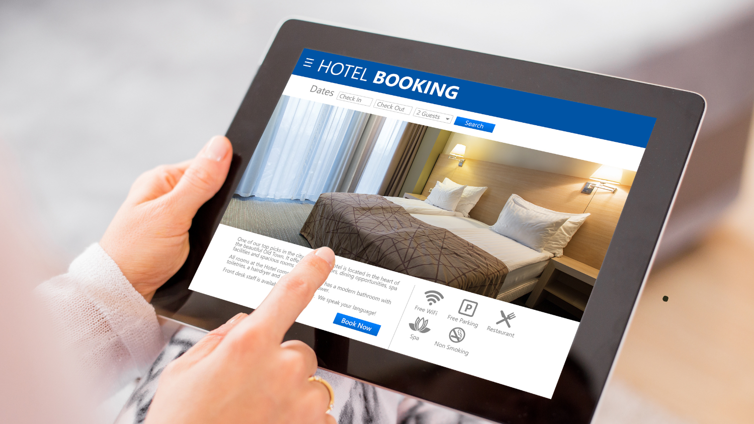 Person bedient ein Tablet mit einer Hotel-App