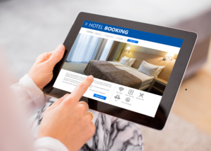 Tablet mit Buchungsplattform am Bildschirm