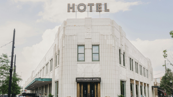 Frontalansicht auf ein Hotel