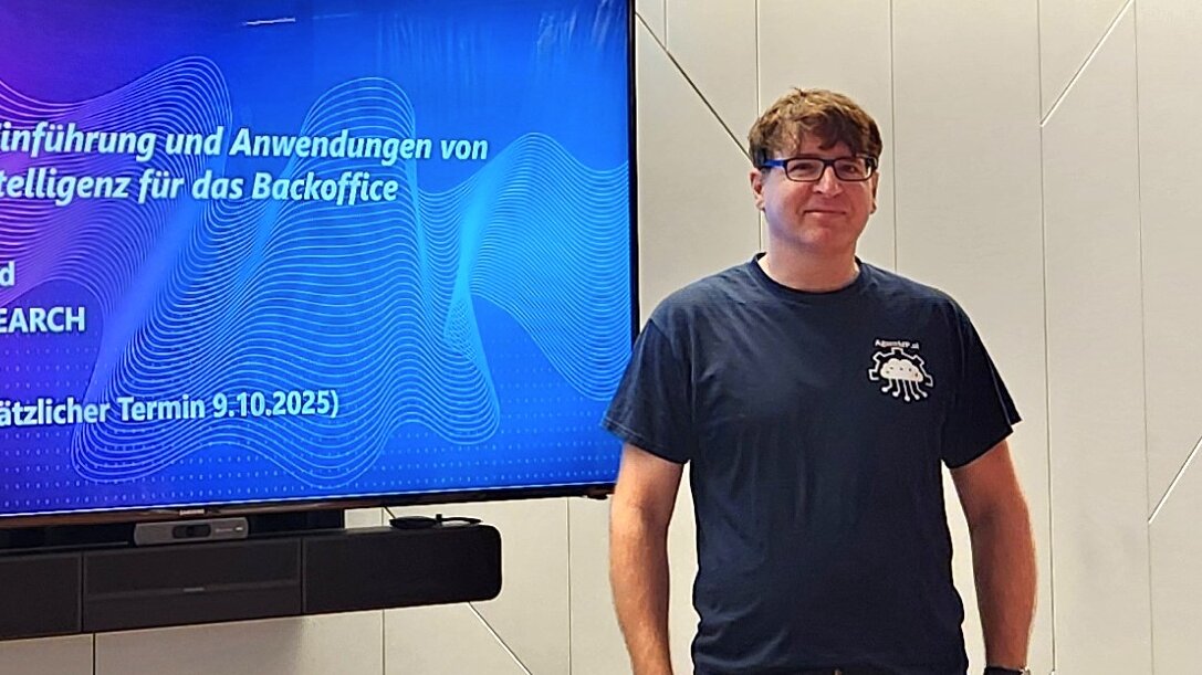 Hannes Fassold vor einem Bildschirm