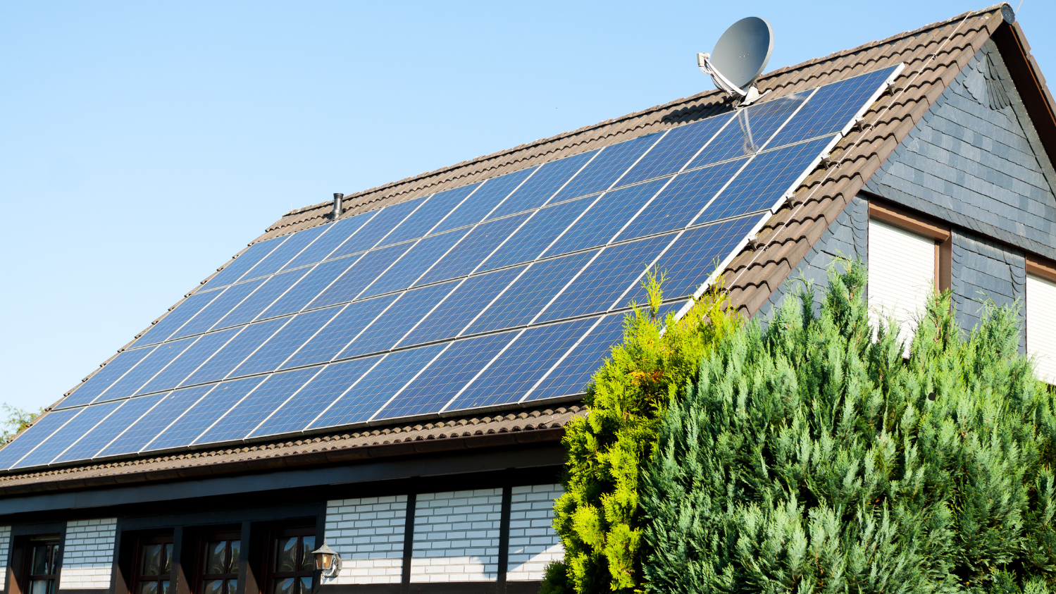 Haus mit Photovoltaikanlagen auf dem Dach