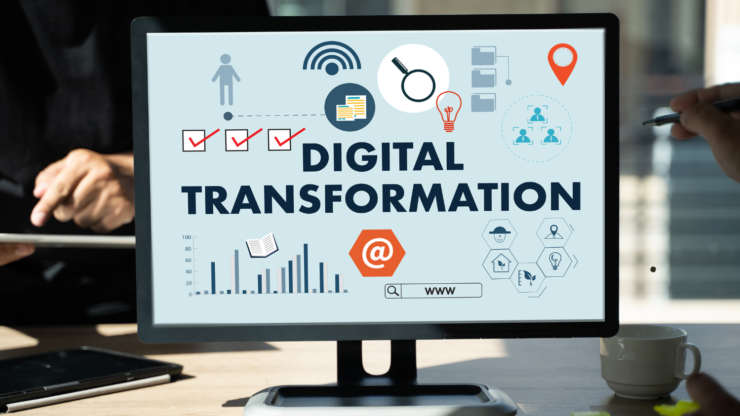 Computerbildschirm, darauf steht "Digital Transformation" und einige Icons.