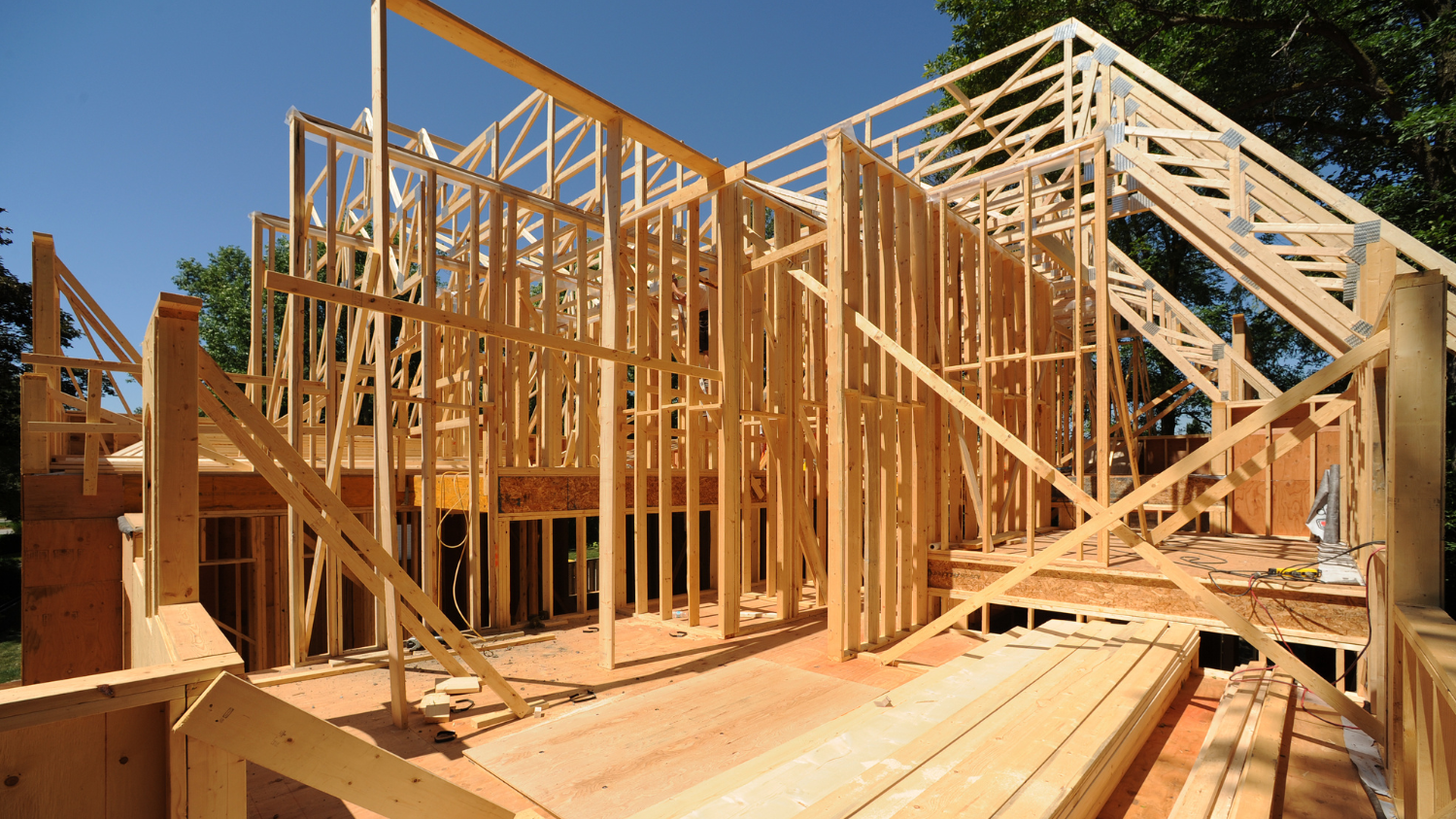 Ein Holzgerüst eines Hauses.