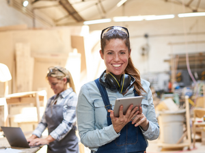 2 Frauen mit Tablet in Werkstatt