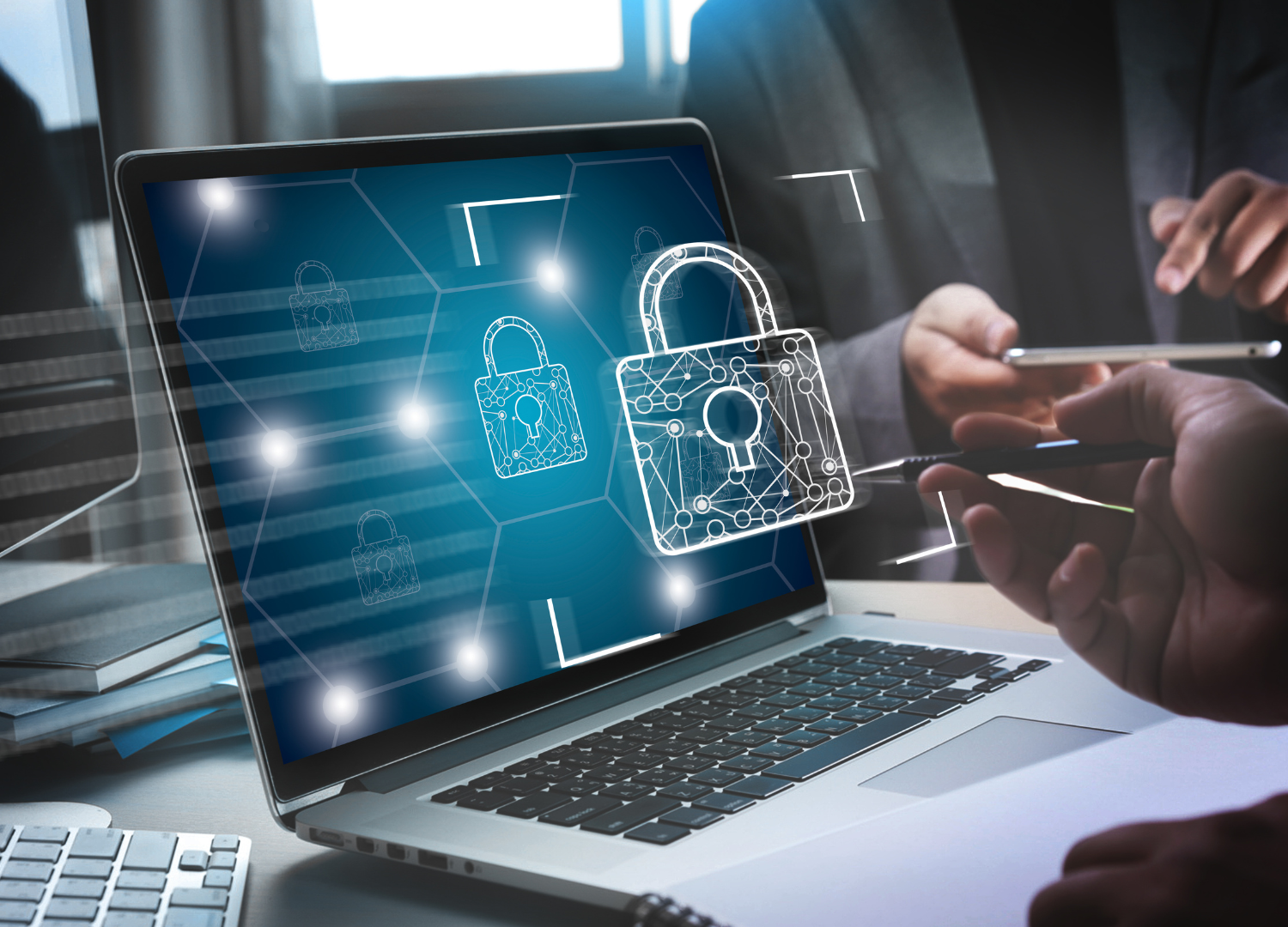 Laptop mit virtueller Darstellung eines Sicherheitsschlosses